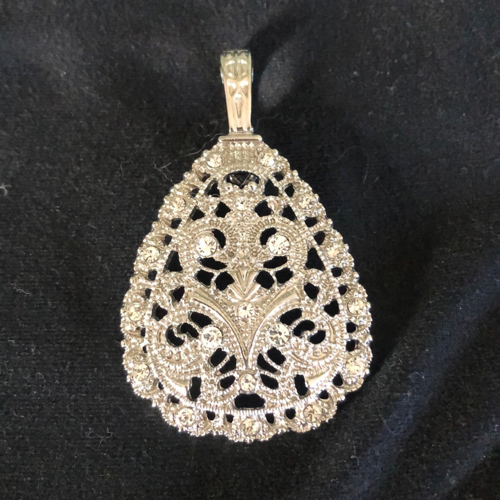 Beautiful Premier Designs silver Enhancer
